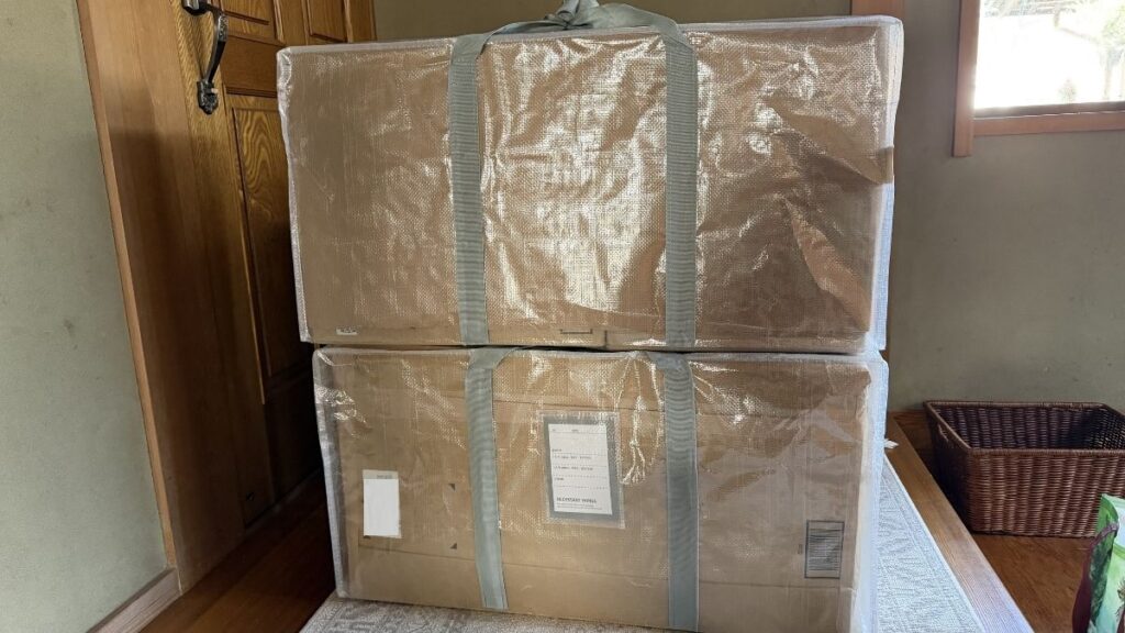 玄関で集荷を待つカバンたち